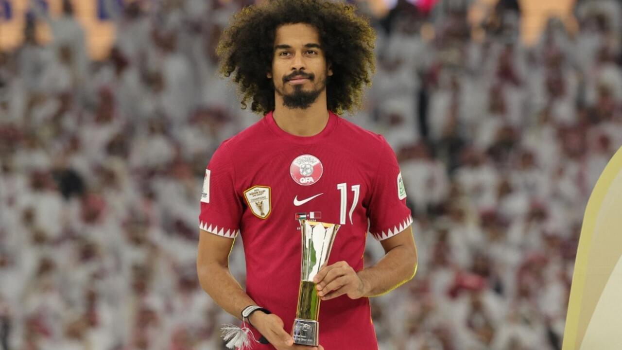تعليق غير متوقع من أكرم عفيف على هوية الفائز بجائزة الأفضل في آسيا