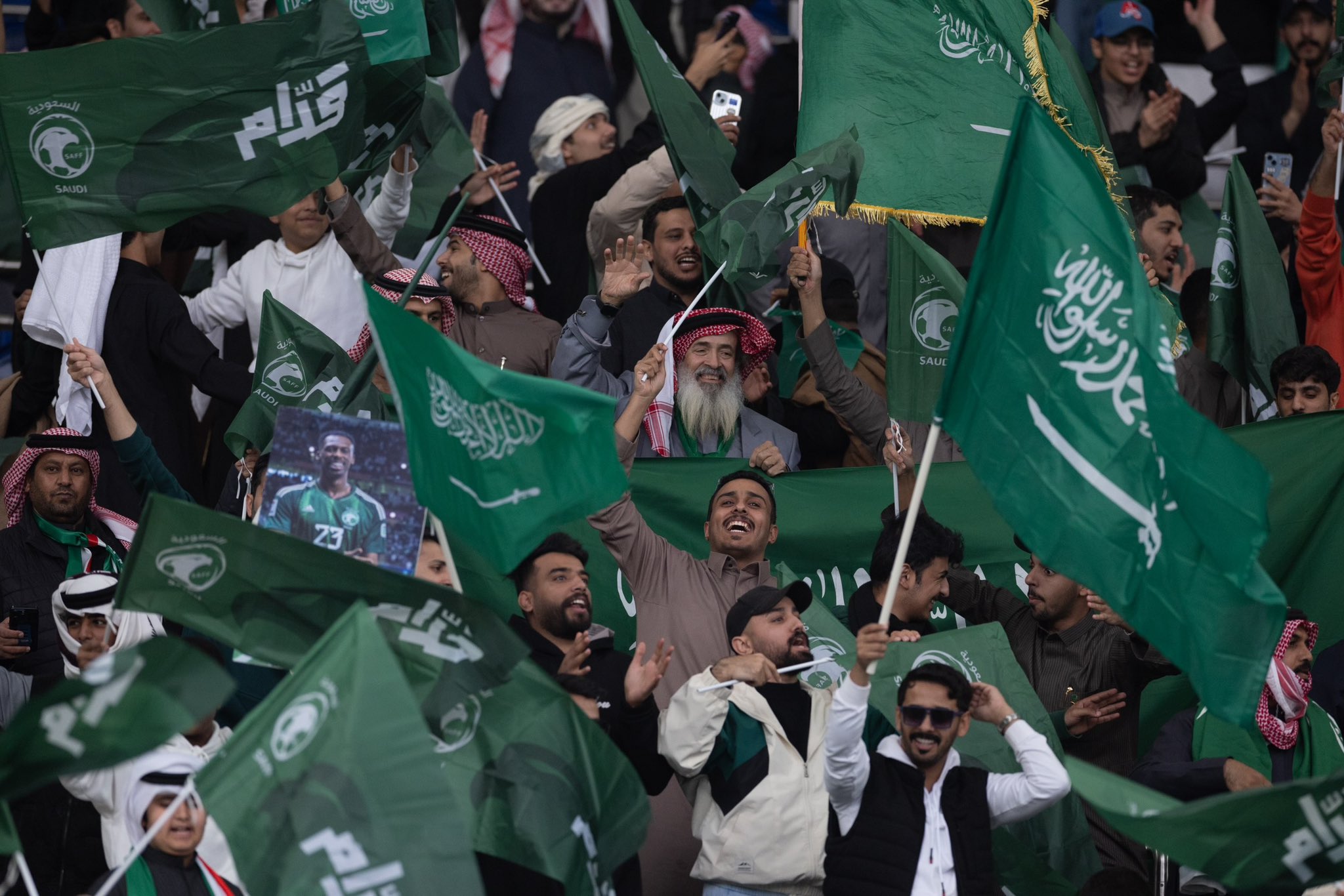 المدرج الأخضر يشتعل.. «تيفو» خاص ينتظر مواجهة السعودية وإندونيسيا