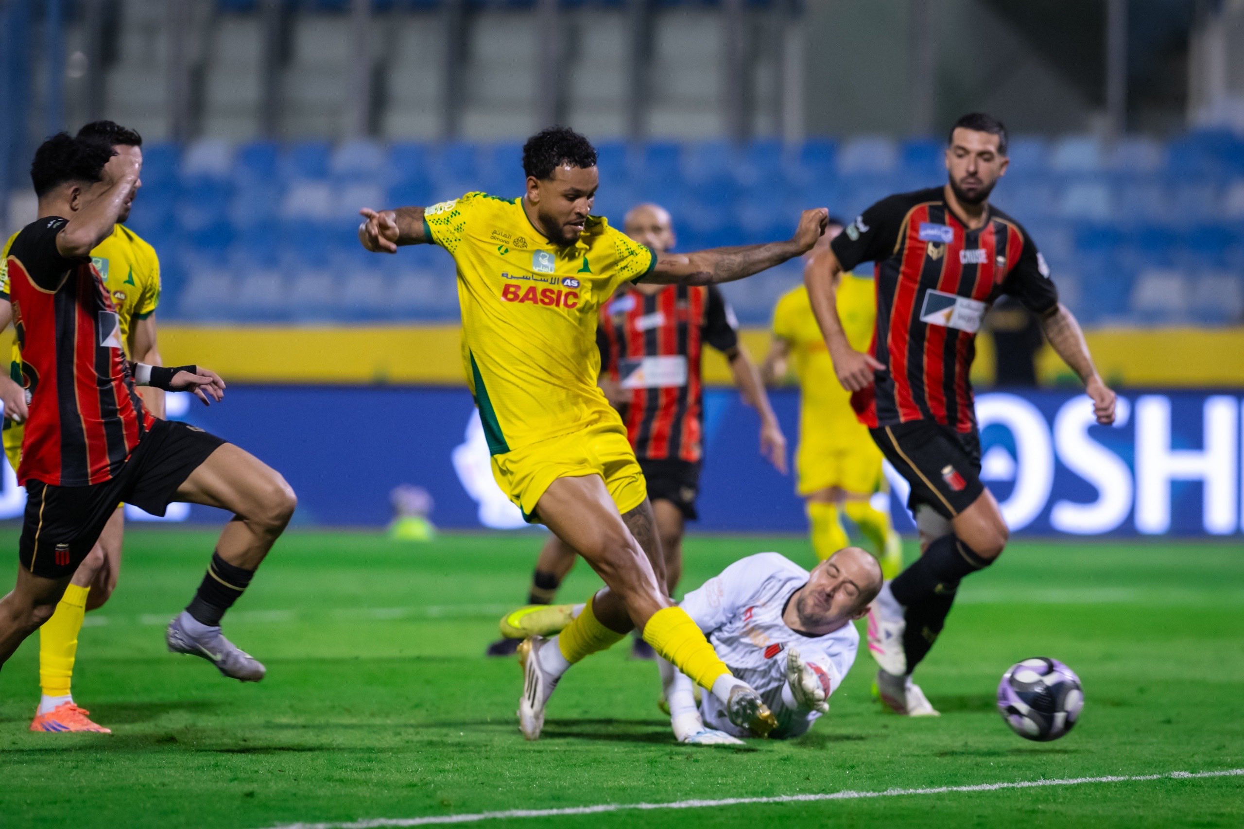 «هاتريك» كينج يقود الخليج لفوز عريض على الرياض في دوري روشن