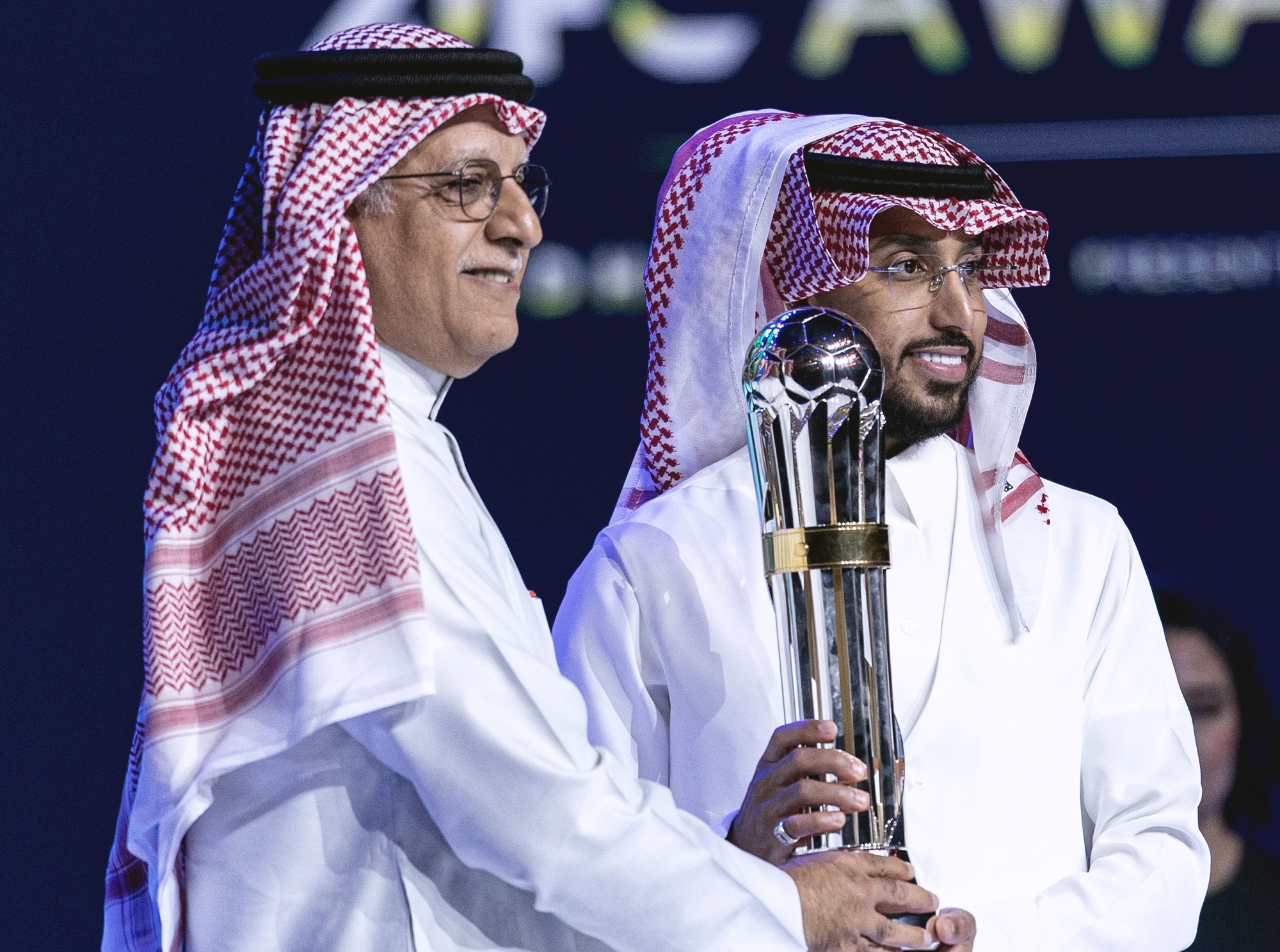 عبد الله فلاته يشيد بتتويج سالم الدوسري:”يستحق اللقب بجدارة”